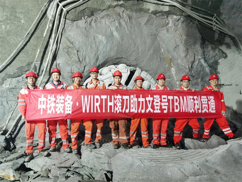 世界**臺(tái)超小轉(zhuǎn)彎半徑硬巖掘進(jìn)機(jī)